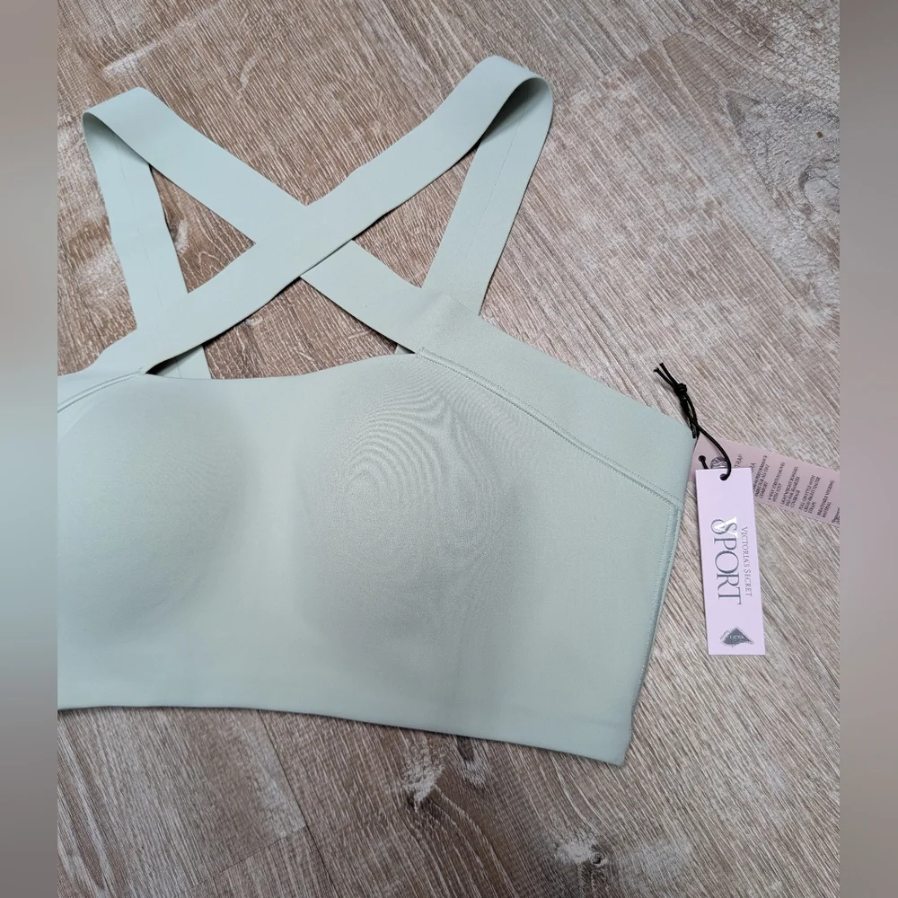 NWT Victoria's Secret Sport Soft Green Cross Strap Bandeau Sports Bra Size Small